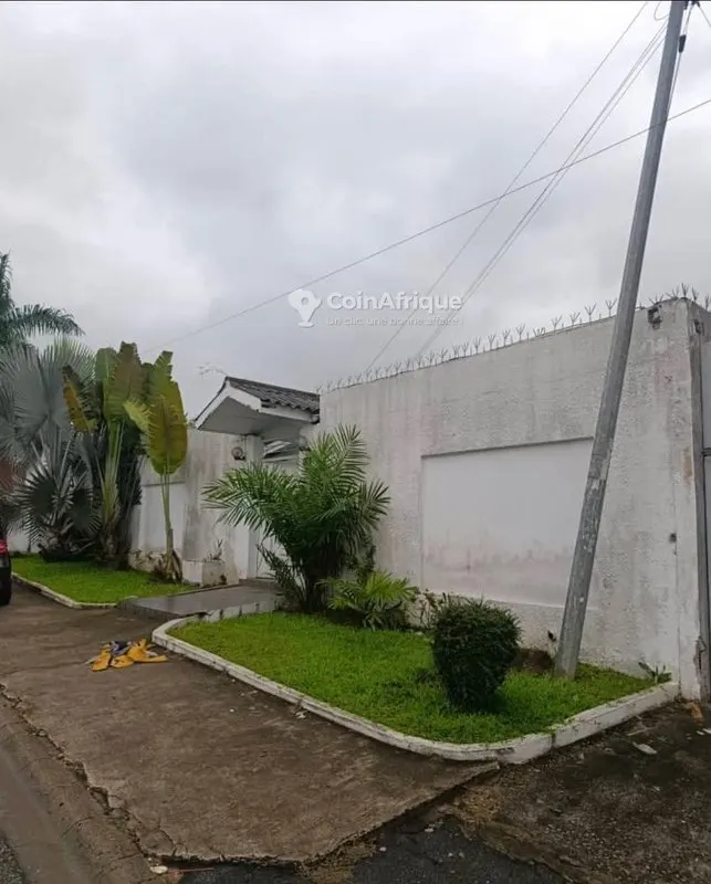 Villa basse 8 pièces avec jardin — Cocody 2 Plateaux