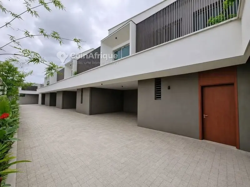Villa 3 pièces avec dépendance — Cocody Riviera