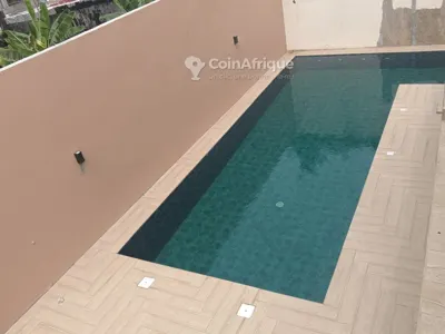 Villa duplex 10 pièces avec piscine — 2 Plateaux Polyclinique
