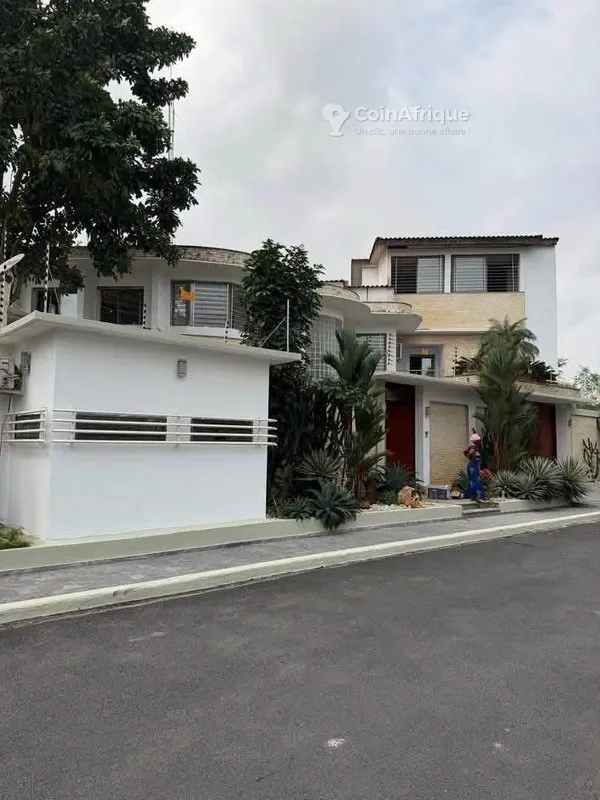 Villa triplex 9 pièces avec piscine — Cocody Riviera 3