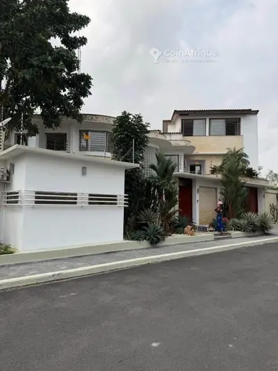 Villa triplex 9 pièces avec piscine — Cocody Riviera 3