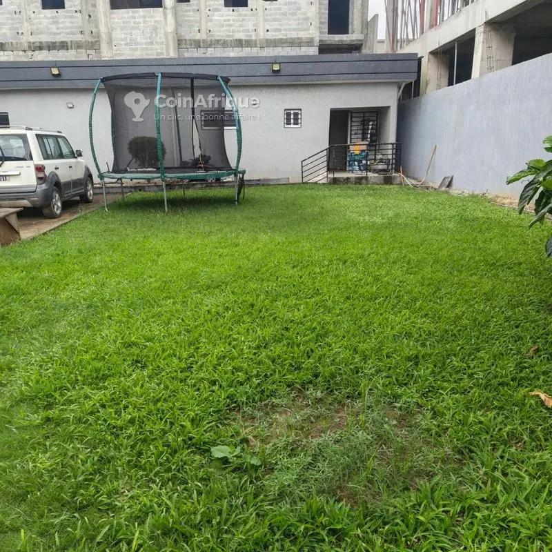 Villa basse 5 pièces — Cocody Angré Nouveau CHU