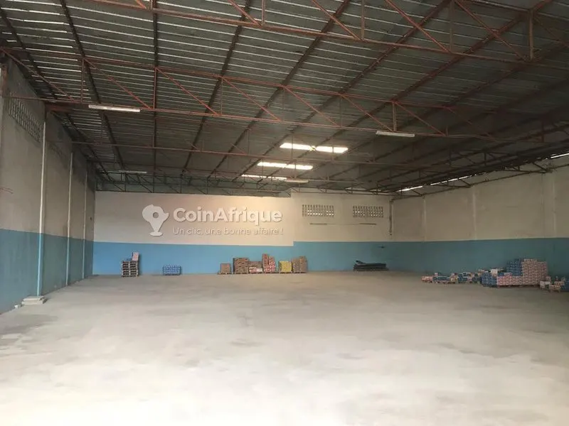Entrepôt 1500 m² avec cour — Yopougon Zone Industrielle