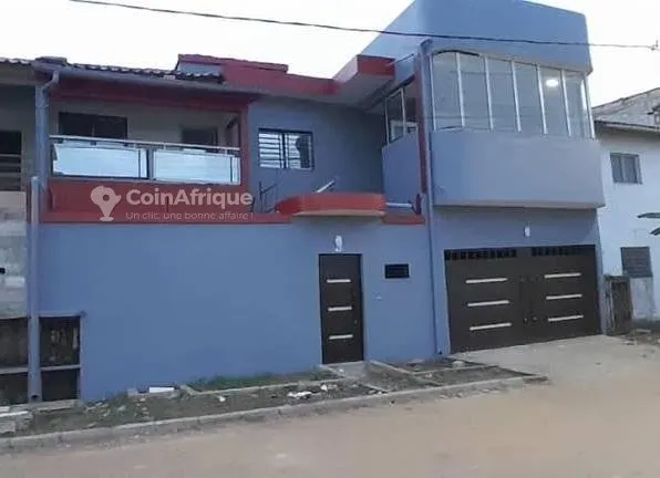 Duplex 7 pièces (3 salons, 5 chambres) — Yopougon Azito