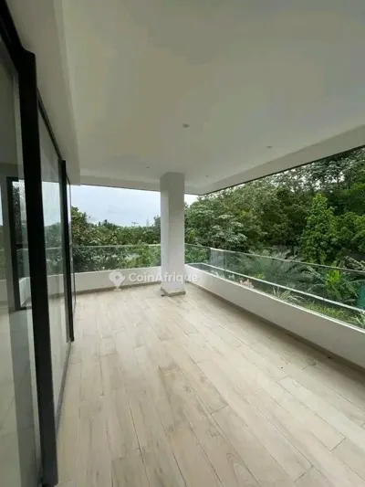 Appartement haut standing 3 pièces avec piscine commune — Cocody 2 Plateaux