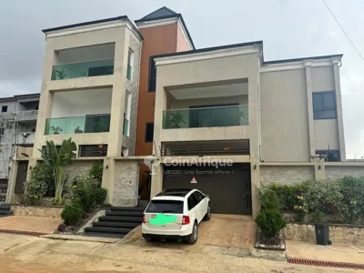 Villa triplex 9 pièces avec piscine — Angré Nouveau CHU